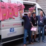 One of the guys who operates the vans which sell the Giro paraphernalia recognised us from our duels out on the road, gave me a present of a 'man purse' and insisted on a photo.